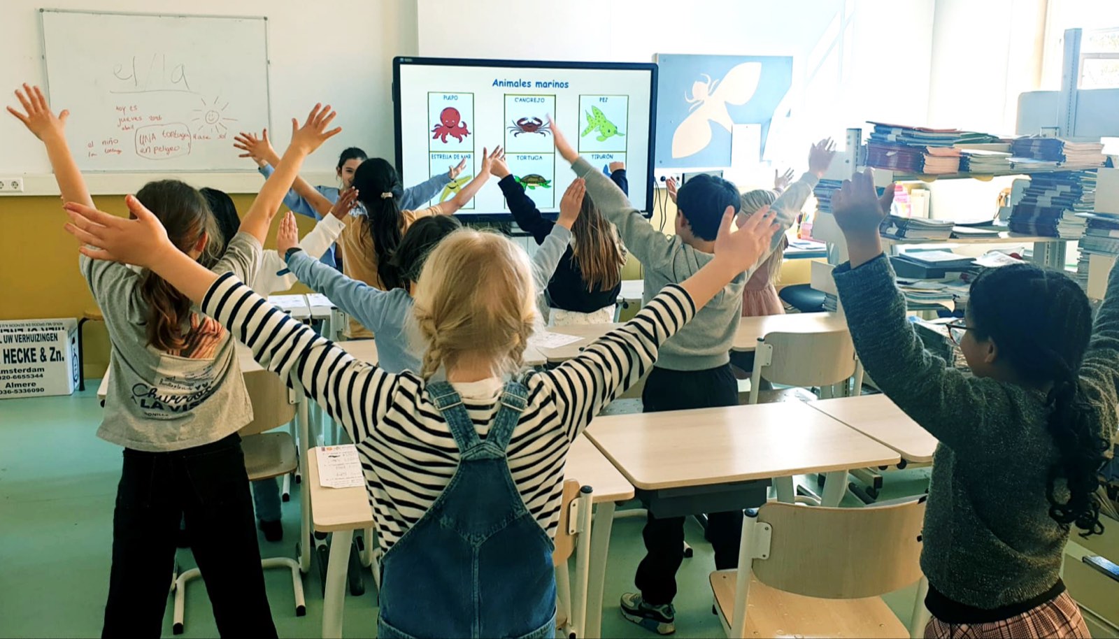 Kinderen in de Spaanse les, met "Animales marinos" op het digibord