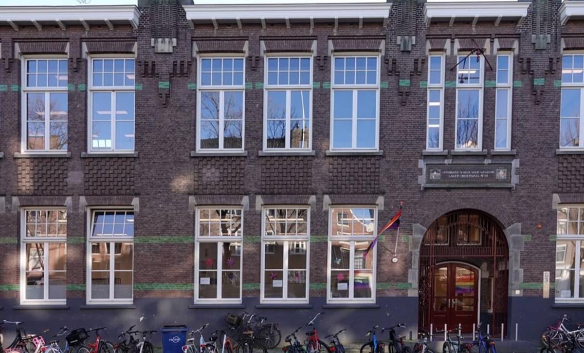 Het schoolgebouw van OBS de Burght aan de Lindengracht