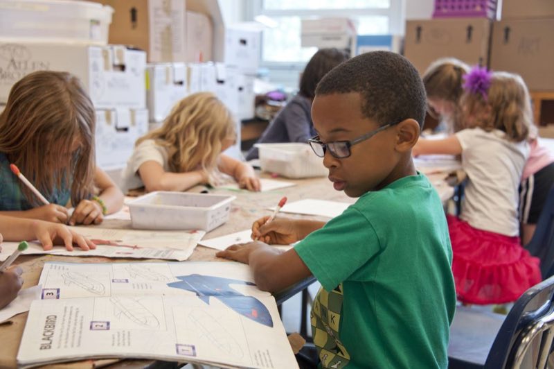 Kinderen knutselen aan tafel