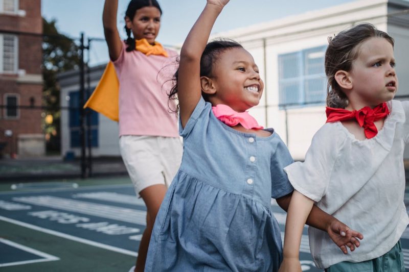 Kinderen in feestelijke kleding