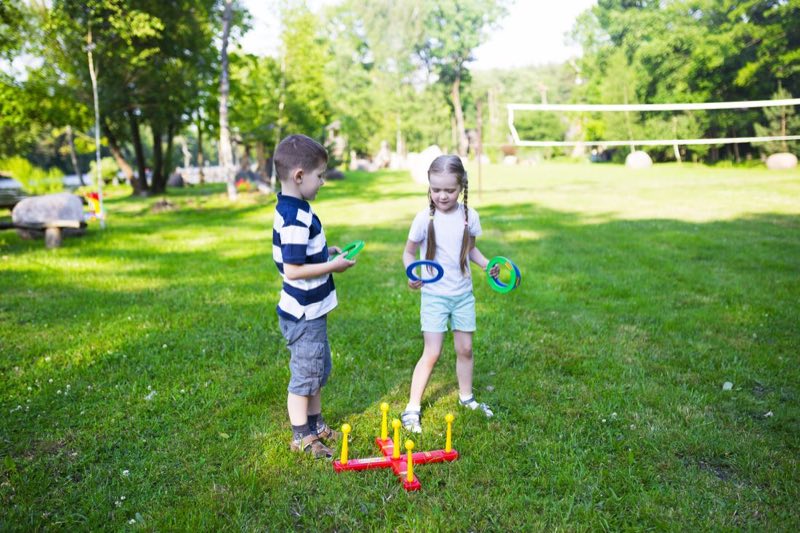 Kinderen spelen buiten samen