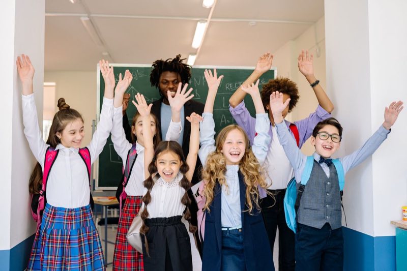 Kinderen zingen in de klas