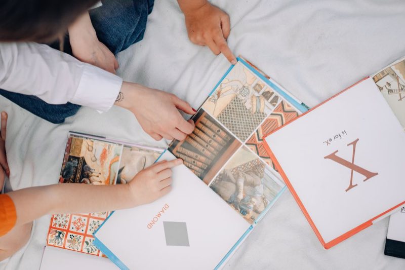 Handen bij een open boek met flashcards